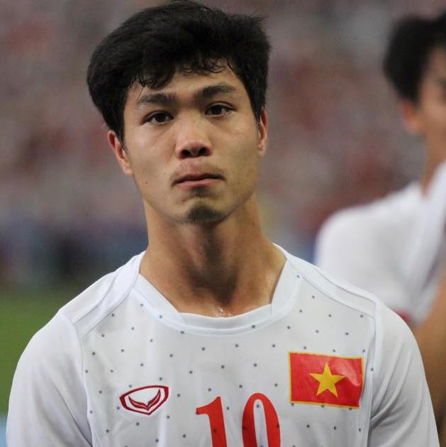 صورة نغوين كونغ فونغ وسط ميدان نادي هوشي منه سيتي